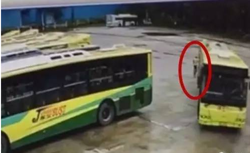 公交车倒车碾人瞬间一女子身亡？