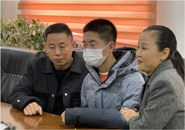 孙海洋一家三口同桌吃饭，爸爸悠闲地喝着小酒，场面有多温馨？