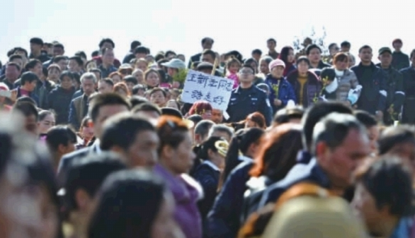 为什么万人送别名誉村长？